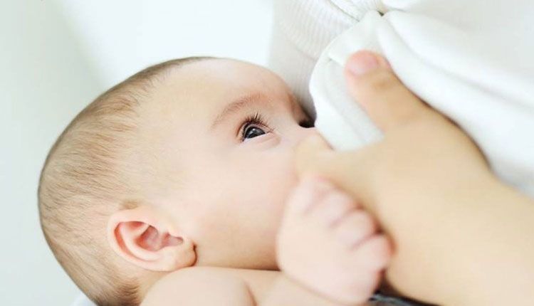 شیر خوردن نوزاد از یک سینه