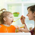 غذای کمکی و دادن غذا با قاشق به کودک