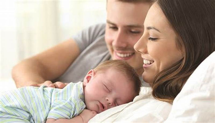 مراقبت از نوزاد تازه متولد شده توسط والدین