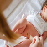 اهمیت توجه به ادرار نوزاد هنگام تعویض پوشک