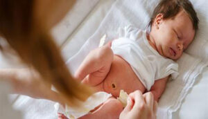 اهمیت توجه به ادرار نوزاد هنگام تعویض پوشک